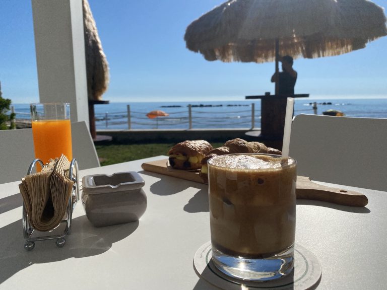 colazione-bar-fronte-mare-magalipe-area-sosta-camper-cologna-spiaggia-roseto-degli-abruzzi-teramo-abruzzo-italia