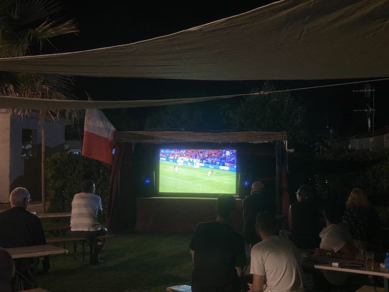 giardino-tavoli-bar-partita-italia-euro2020-magalipe-area-sosta-camper-cologna-spiaggia-roseto-degli-abruzzi-teramo-abruzzo-italia-2