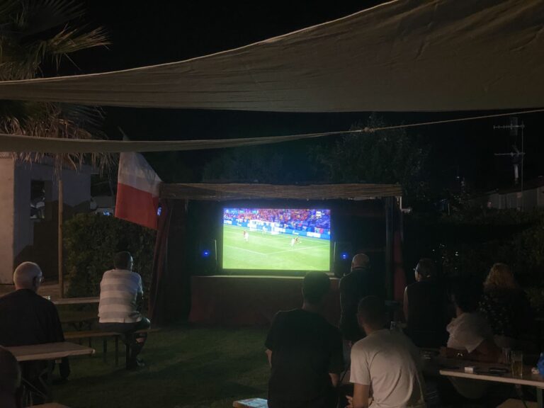 giardino-tavoli-bar-partita-italia-euro2020-magalipe-area-sosta-camper-cologna-spiaggia-roseto-degli-abruzzi-teramo-abruzzo-italia-2-scaled.jpeg